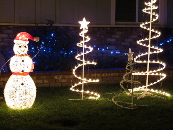 Ý tưởng thiết kế đêm Giáng Sinh ngoài trời với đèn sân vườn tuyệt đẹp