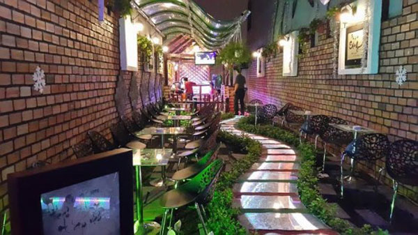 Bật mí cách lựa chọn đèn trang trí cho quán cafe sân vườn